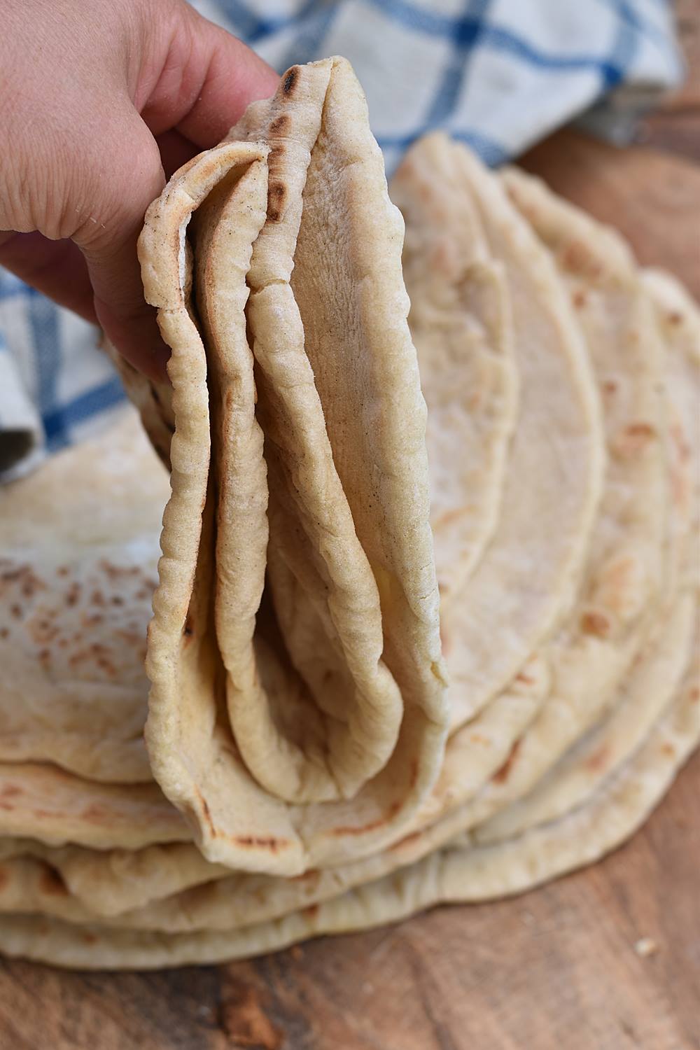 סלט סביח משודרג על לאפה ביתית